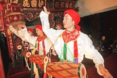 Chính sách mới đã tiếp sức, hồi sinh nghệ thuật truyền thống trong đời sống hiện đại. Ảnh: Múa bồng ở Triều Khúc, Hà Nội. Ảnh: LÊ BÍCH