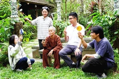Anh Tuấn (thứ hai từ phải qua), đang hỗ trợ truyền thông cho sản phẩm trống Lùng Tung. Ảnh: NVCC