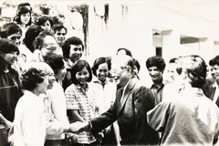Tổng Bí thư Nguyễn Văn Linh gặp gỡ cán bộ, biên tập viên NXB Kim Đồng. Ảnh: NXB cung cấp