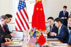Vòng đàm phán thương mại giữa Mỹ (trái) và Trung Quốc tại Stockholm. Ảnh: AP