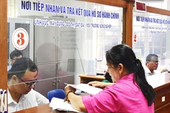 Người dân làm thủ tục cấp sổ đỏ lần đầu tại Trung tâm Dịch vụ hành chính công phường Tây Mỗ (Hà Nội).