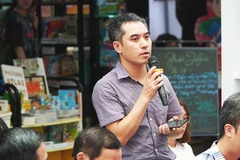 Nhà văn Văn Thành Lê trong một chương trình làm việc tại Đường sách Thành phố Hồ Chí Minh.