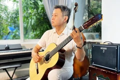 Nghệ sĩ guitar Lê Hùng Phong vẫn miệt mài với các dự án cộng đồng. Ảnh: NVCC