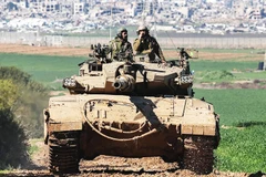 Xe tăng Israel tại biên giới với Dải Gaza. Ảnh: REUTERS