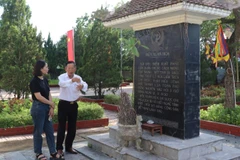Ông Hoàng Đăng Hùng, quản lý di tích kiêm thủ từ đền Xuân Hòa chia sẻ về các sự kiện lịch sử diễn ra tại đền.