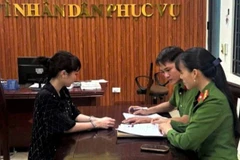 Công an làm việc với Ngô Thị Oanh. (Ảnh: Công an cung cấp)