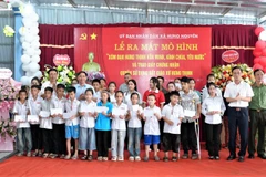 Các cơ quan đoàn thể và doanh nghiệp tài trợ trao nhiều phần quà cho các hộ gia đình và học sinh trên địa bàn có hoàn cảnh khó khăn vươn lên học giỏi.