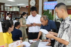 Người dân, doanh nghiệp đến Trung tâm phục vụ hành chính công phường Thành Vinh, tỉnh Nghệ An giải quyết thủ tục hành chính.
