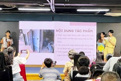 Các em học sinh giao lưu chia sẻ cảm xúc sau khi đọc tác phẩm của nhà văn Đoàn Giỏi.