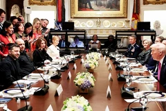 Tổng thống Mỹ Donald Trump (bên phải) tiếp người đồng cấp Ukraine Zelensky tại Nhà trắng. Ảnh: ABC News