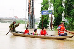 Lực lượng chức năng xã Đại Lộc (Đà Nẵng) di dời vùng trũng thấp đến nơi tránh trú an toàn.