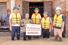 Ngày 4/10, Văn phòng Báo Nhân Dân tại Nghệ An phối hợp Quỹ Khởi sự từ tâm (Tập đoàn Kim Oanh) và UBMTTQ Việt Nam trao tặng 2 tỷ đồng cho người dân vùng lũ.