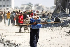 Người dân Palestine trở về thành phố Gaza. Ảnh: AFP