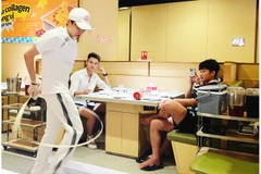 Màn biểu diễn trong các bữa ăn thu hút du khách. Ảnh: NAM HẢI 