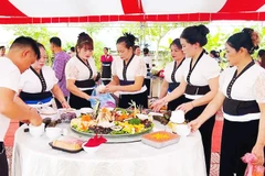 Thi bày mâm cỗ trong Lễ hội Xíp Xí của người Thái Sơn La.