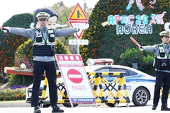 Cảnh sát Hàn Quốc phân luồng giao thông bảo đảm an ninh. Ảnh: JOONGANG DAILY