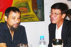 Hai họa sĩ, nhà nghiên cứu vừa là thầy-trò, vừa là đồng nghiệp: Nguyễn Quân và Phan Cẩm Thượng, luôn dành cho nhau sự trân quý dù lối đi có những điểm khác nhau. Ảnh: QUANG HƯNG 