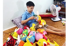 Miệt mài, tỉ mẩn mỗi ngày, anh Kiên tạo ra nhiều mẫu đèn lồng ngộ nghĩnh.