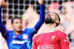 Mohamed Salah (phải) sa sút phong độ dẫn đến những trận thua liên tiếp của Liverpool.