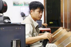 Với quy trình khép kín, công nhân sử dụng robot để xử lý rác.