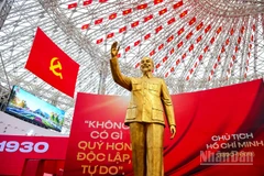 [Ảnh] Rực rỡ sắc đỏ triển lãm 95 năm Cờ Đảng soi đường trước giờ khai mạc 