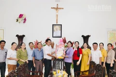 Đoàn công tác trao quà của Tỉnh ủy, Hội đồng nhân dân, Ủy ban nhân dân và Ủy ban Mặt trận Tổ quốc Việt Nam tỉnh Cà Mau tặng Giáo xứ Đức Mẹ hồn xác lên trời tại phường Bạc Liêu.