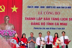 Các đồng chí lãnh đạo tỉnh Cà Mau tại Lễ công bố thành lập Bảo tàng Lịch sử Đảng bộ tỉnh. (Ảnh: TRỌNG DUY)