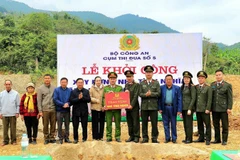 Công an tỉnh Nghệ An - đại diện Cụm thi đua số 5 Bộ Công an trao biển tượng trưng nhà tình nghĩa tặng Đại úy Lô Đình Quang. (Ảnh: CÔNG AN NGHỆ AN)