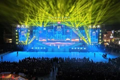 Chương trình nghệ thuật countdown “Nghệ An chào 2026-Hào khí sông Lam” được thiết kế theo tinh thần trẻ trung, hiện đại, kết hợp âm nhạc, ánh sáng và trình chiếu hình ảnh về quá trình phát triển của địa phương. (Ảnh: Vinwonders Cửa Hội)