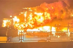 Chiếc xe ô-tô khách bốc cháy ngùn ngụt. (Ảnh: CTV)