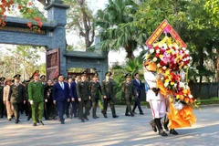 Đoàn đại biểu Đảng ủy Công an Trung ương dâng hương tại Khu di tích quốc gia đặc biệt Kim Liên. 
