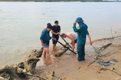 Quả bom phát lộ cách bờ sông khoảng 20m. (Ảnh: TRỌNG KIÊN)