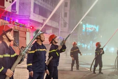 Cảnh sát phòng cháy, chữa cháy và cứu nạn, cứu hộ, Công an tỉnh Nghệ An thực tập phương án chữa cháy tại chợ Vinh. (Ảnh: CÔNG AN NGHỆ AN)