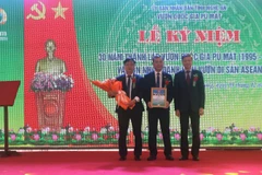 Lãnh đạo Vườn quốc gia Pù Mát đón nhận danh hiệu Vườn di sản ASEAN.