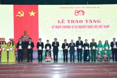 Ủy ban Thường vụ Quốc hội tặng Kỷ niệm chương “Vì sự nghiệp Quốc hội Việt Nam” cho 15 cá nhân; Chủ tịch Ủy ban nhân dân tỉnh Nghệ An tặng Bằng khen cho 11 tập thể và 29 cá nhân có nhiều đóng góp trong hoạt động của Đoàn đại biểu Quốc hội tỉnh.