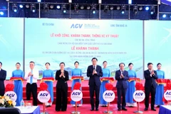 Các đại biểu thực hiện nghi thức khánh thành các hạng mục nâng cấp Cảng hàng không quốc tế Vinh.