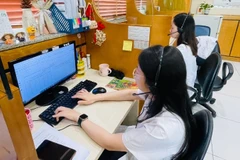 Nhân viên Tổng đài tư vấn hỗ trợ cai nghiện thuốc lá (Bệnh viện Bạch Mai) tư vấn cai thuốc cho người hút.