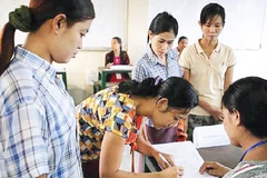 Cử tri Myanmar đăng ký bỏ phiếu bầu Quốc hội.