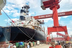 Tàu chở hàng trọng tải lớn sửa chữa tại Công ty trách nhiệm hữu hạn một thành viên Đóng tàu và Công nghiệp cơ khí dầu khí.