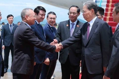 Phó Chủ tịch Quốc hội Trần Quang Phương cùng đại diện lãnh đạo các ban, bộ, ngành và thành phố Hà Nội đón Ủy viên trưởng Nhân đại toàn quốc Trung Quốc Triệu Lạc Tế tại Sân bay quốc tế Nội Bài. (Ảnh: An Đăng/TTXVN) 
