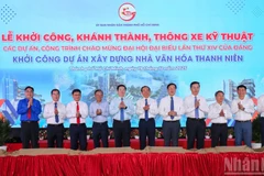 Quang cảnh lễ khởi công.