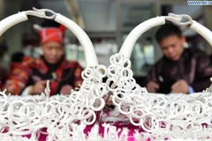 Các thợ thủ công chế tác trang sức bạc tại một cửa hàng bạc ở tỉnh Quý Châu, tây nam Trung Quốc. (Ảnh: Xinhua)