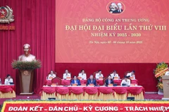Tổng Bí thư Tô Lâm, Chủ tịch nước Lương Cường, Thủ tướng Chính phủ Phạm Minh Chính và các đồng chí trong Đoàn Chủ tịch điều hành Đại hội. (Ảnh: ĐĂNG KHOA) 