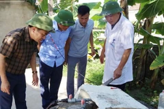Lãnh đạo CDC Hà Tĩnh kiểm tra công tác phòng chống dịch sốt xuất huyết tại phường Sông Trí