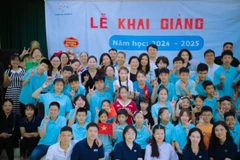 Những học sinh tại Trung tâm Vì sự phát triển ngôn ngữ và giáo dục trẻ điếc C5.