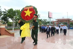 Đoàn lãnh đạo và cán bộ, công nhân viên BSR dâng hương tại Nghĩa trang Liệt sĩ Bình Sơn.