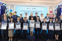 Đại diện 18 bệnh viện và phòng khám thuộc Tập đoàn Y khoa Hoàn Mỹ nhận chứng nhận tiêu chuẩn quốc tế về chất lượng chăm sóc sức khỏe ACHSI.