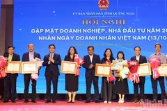 Lãnh đạo tỉnh trao tặng bằng khen cho các doanh nghiệp có thành tích thực hiện tốt chính sách, pháp luật thuế.
