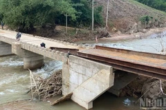 Sau 7 ngày nỗ lực thi công, cầu tạm Nước Bao đã được hoàn thiện.