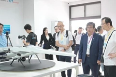 Đoàn tham gia hội nghị tham quan UAV & Robot Agritech Innovation Lab.